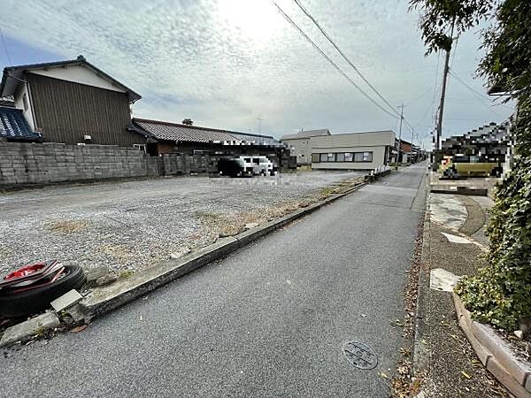 北西側の道路は約2.4ｍ