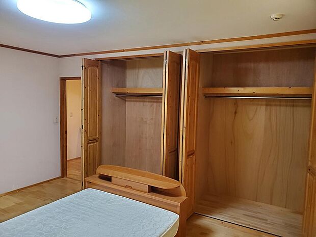 【2F　洋室　10帖(2)】主寝室として十分な広さが有り、クローゼット収納も２間分有り居室のなかでは、一番の広さになります。