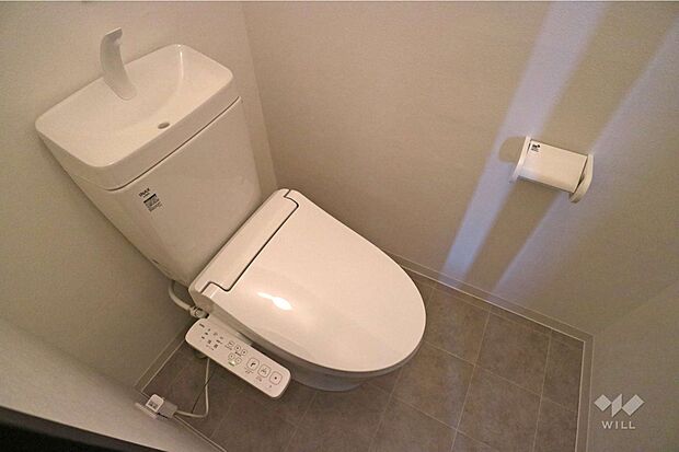 トイレは温水洗浄機能便座付き！床も貼り替えられていて、綺麗な状態で入居できます！