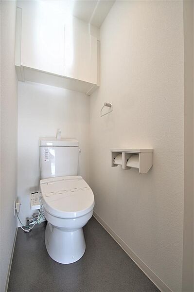 画像14:温水洗浄機能付きのトイレです。上部に小物を置ける棚もあります。