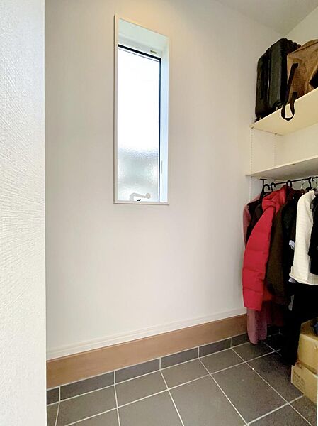 玄関横のシューズクローゼットの反対にはハンガーパイプがありアウターなど玄関先で脱ぎ着できるので便利です。