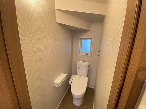 快適なシャワートイレ。1、2階にトイレあります。階段を降りなくてもいいので便利ですね。トイレには窓があるので、換気にもいいですね。