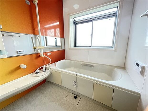 浴室：明るく清潔感のある浴室になります。窓があることで湿気がこもりにくく、お掃除もしやすいですね。手すりが付いているので浴槽から立ち上がる際も安心です。