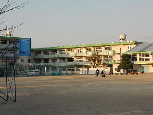 周辺：上津役中学校(880m)