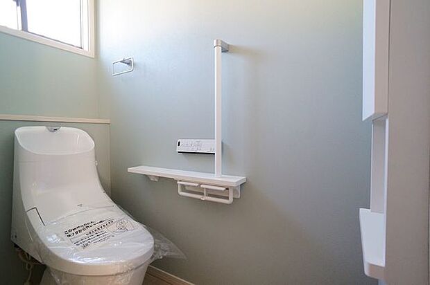節水省エネ仕様の暖房便座付きシャワートイレを採用しました。