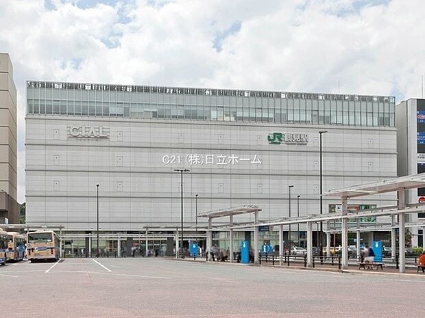 京浜東北・根岸線「鶴見」駅まで3424m、横浜駅までの所要時間は約12分。朝夕のラッシュ時は当駅始発の東京方面行きの電車があり通勤通学に便利。商業施設多数あり。