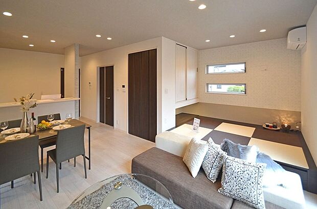 リビングにある小上がり式のタタミスペースは、押入と床の間付でお客様のお泊りにも対応出来ます。