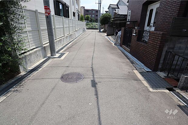 前面道路の交通量は多くなく、閑静な住宅地です。