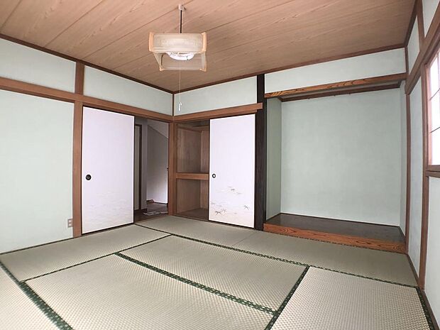 ２階和室８帖収納、床の間♪季節のお花や掛軸など趣のある空間造りができます♪