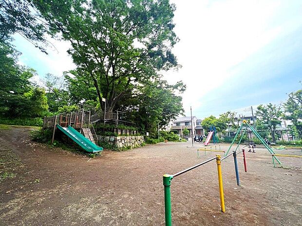 「有馬らいらっく公園」はとても広い公園で遊具もあるので、お子様もめいっぱい体を動かして遊ぶことができます。