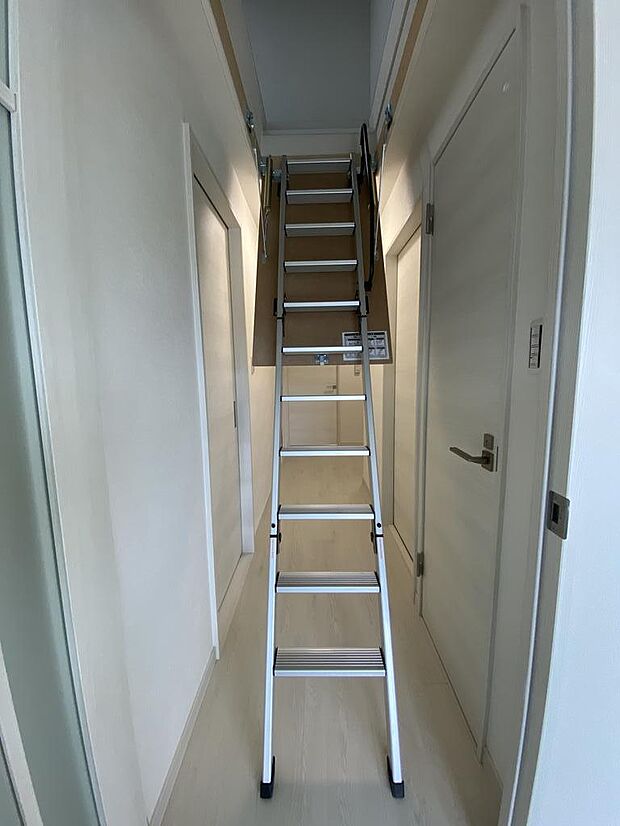 【はしご階段】約７．５帖の屋根裏天井収納庫へは、はしご階段を利用して上がることができます。大容量の収納スペースで大きなものでも問題なし。お部屋からは見えないスペースで来客時に気になることもありません。