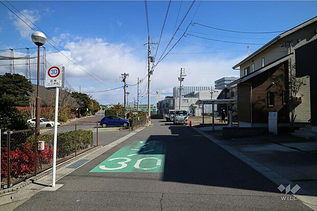 物件の北側前面道路（西側から）［2023年2月21日撮影］