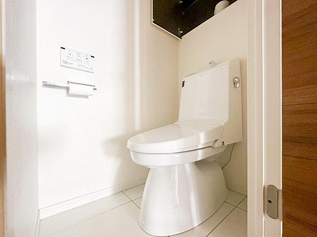 白を基調としたウォシュレットトイレは清潔感あるプライベート空間を演出します。