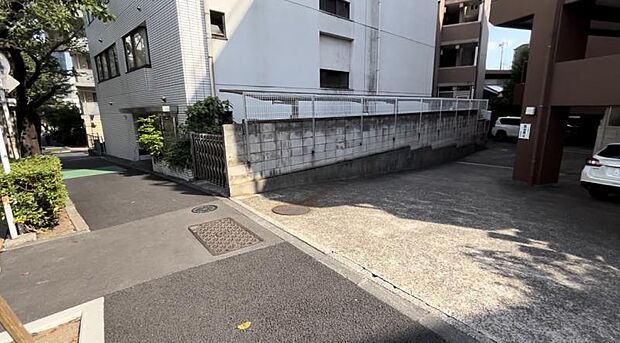 駅から歩くこと6分で辿りつくことが出来る我が家。ゆとりの前面道路と敷地に加え、室内からこぼれる光が美しい外からの眺め。毎日の帰宅時に微笑みと安らぎを与えてくれます。