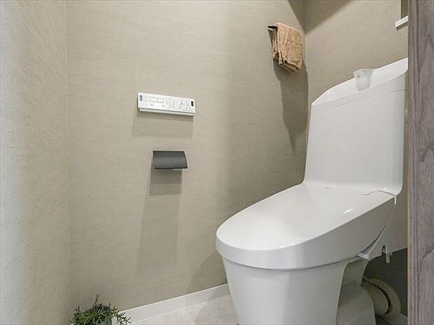 白を基調としたトイレは清潔感あるプライベート空間を演出します。