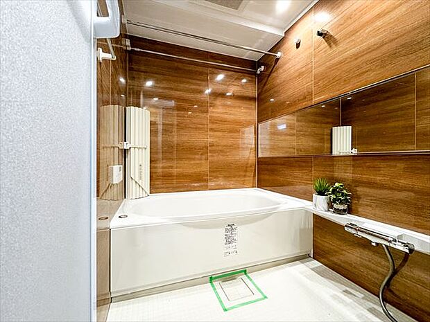 1日の疲れを癒してくれる広々とした浴室は癒しの空間としてカスタマイズが可能です。 