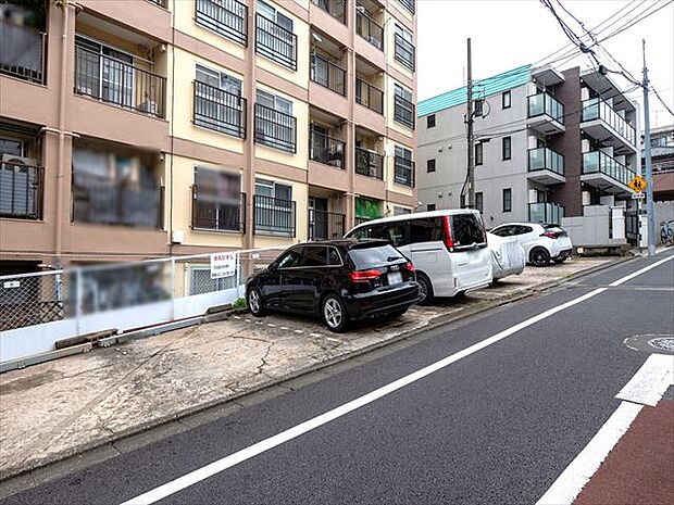 敷地内に設けられた駐車スペース。