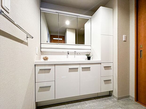 清潔感のあるワイドな洗面台は収納力もあり、いつでもすっきりとした洗面室に。