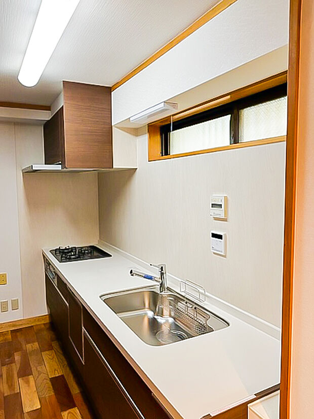 システムキッチンも新規交換済みです♪食器洗浄乾燥機や浄水器も完備されている、ハイスペックなキッチンスペースです！