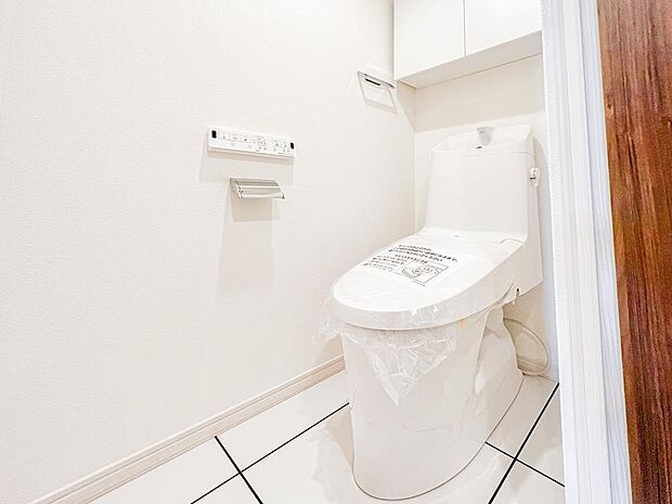 お手洗いスペースはフロアタイルが交換されてちょっとおしゃれな場所に。清潔感を保ちたくなるのでお掃除への意識が高くなります。