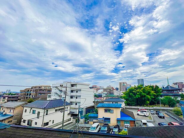 4階からの眺望ですが抜けた景色がひろがります。大きな空が続き、慌ただしい時間を少し忘れさせてくれます。