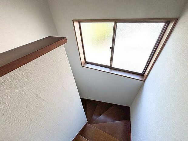 階段上部には大きな窓が付いており、窓を開けたら、日当たり、通風が良好で、開放感がございます。