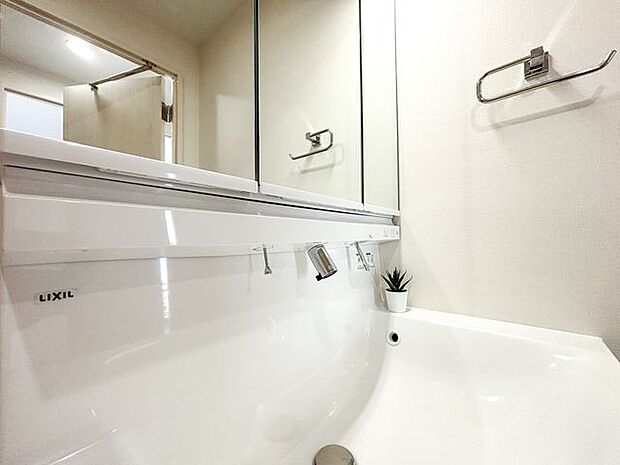 三面鏡にもなる洗面台は収納豊富ですっきり収納できますね。