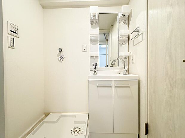 室内洗濯機置き場がある脱衣スペースです。洗面化粧台も新しく交換されています。