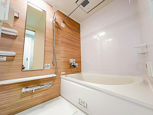 バスルームは、1日の疲れを取り、心身を癒すことができる場所。住まいの中のリラクゼーション空間です。浴室乾燥機も完備されております。室内（2024年2月8日）撮影