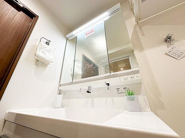お手入れしやすく使いやすい3面鏡付きの洗面台。収納スペースも広く、洗剤や掃除道具をたっぷりと収納できます。