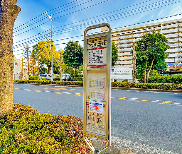 周辺には「イオンモール」行きのバス停がございます。お荷物を持っての移動が少なく助かります。2023/12/9撮影