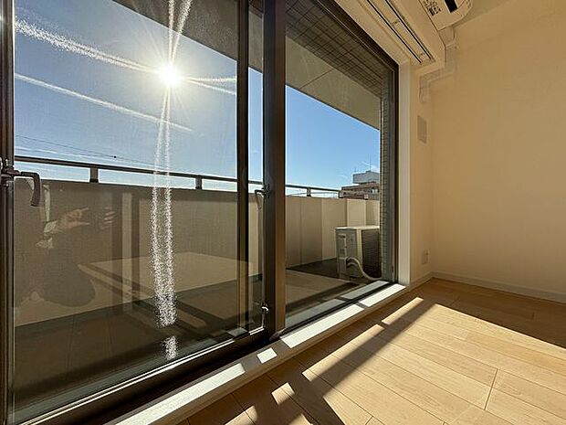 光あふれる快適空間。窓の大きな広々リビングで日常を過ごしてみませんか。
