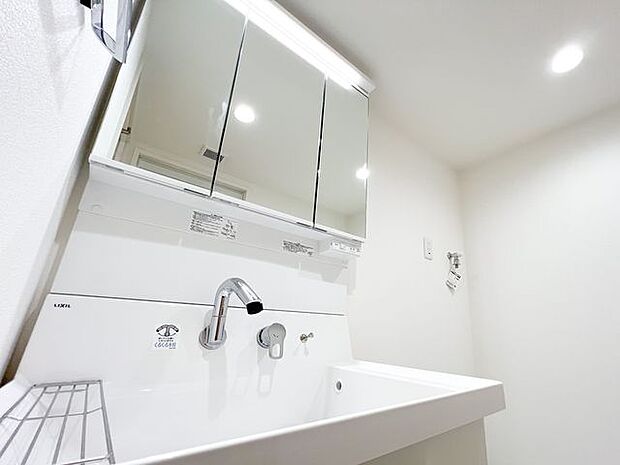 ノズルが伸びるタイプの洗面台はお掃除もらくらくで、大きな鏡の洗面台は朝の身支度をお手伝い