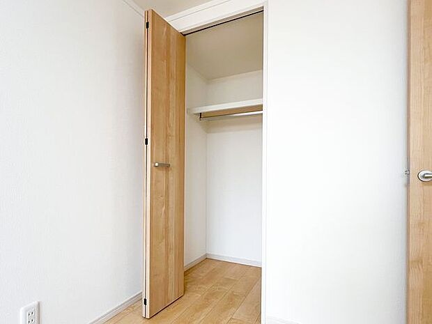 洋室約5.5帖のお部屋には、収納スペースがある事でお部屋をすっきりさせることが可能です。