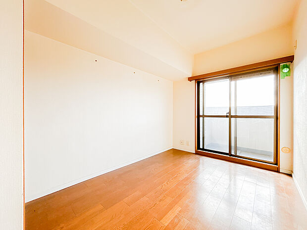 各居室も窓付きで明るい住空間を確保、収納も完備しております。