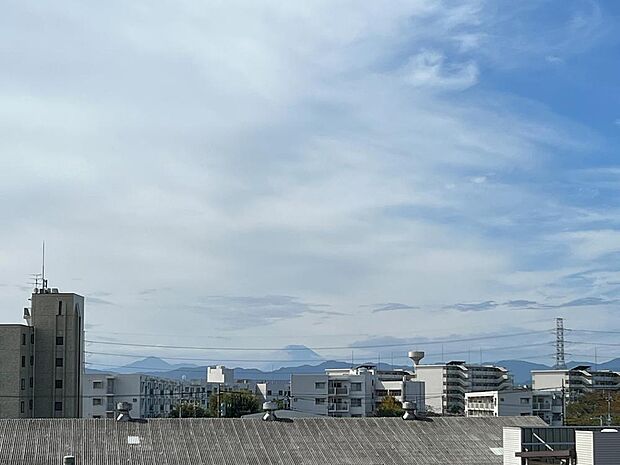 バルコニーからは遠くに富士山をみることができます。