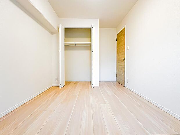 約4.9帖の主寝室。ホワイトベースの居室は、飽きが来ず家具やレイアウトが映えるお部屋です。室内（2024年2月24日）撮影
