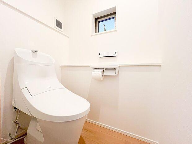 《トイレ》温水洗浄機付きのトイレです。暗く閉塞的な空間になりやすいところですが、小窓がついていることで明るく開放的な印象となっております。