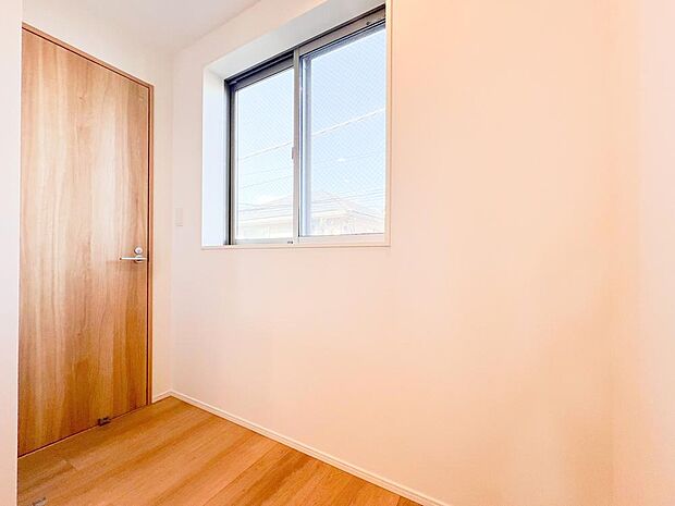 《2階LDK》トイレ前のスペースからの1枚です。住空間の中に窓が多く設置されており、室内は大変明るい印象です。床材も木目調のものを採用しておりさらに温もりを感じます。