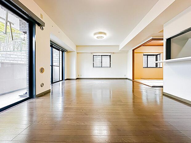 広々としたＬＤＫは、開放的な雰囲気で住まう人の暮らしをワンランク上に導いてくれる、そんな期待に満ちた住空間です。室内（2024年3月7日）撮影