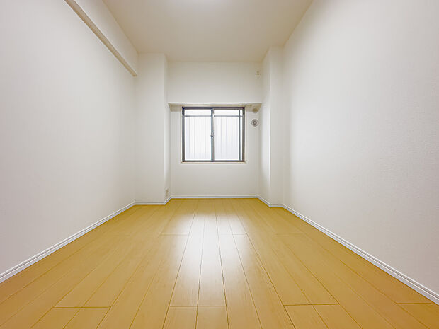 約7帖の主寝室は、ベットを置いても余裕がありそうなスペースです。室内（2024年1月25日）撮影