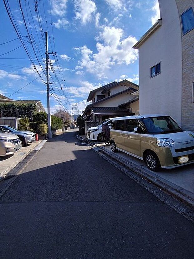 前面道路は閑静な住宅地をはしる車通りの少ない道路。お車の出し入れが苦手なママや小さなお子様にも安心ですね。しっかり舗装もされているので、ベビーカーや自転車で通っても快適に通行できます。