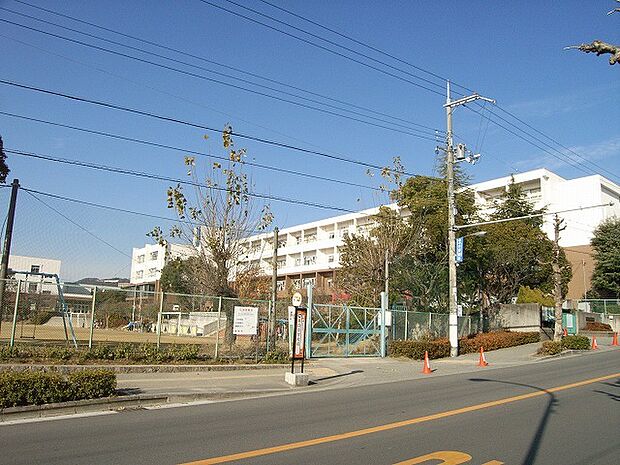 箕面市立萱野東小学校