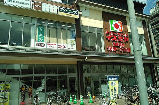 南向かいの「カナートイズミヤ堀川丸太町店」