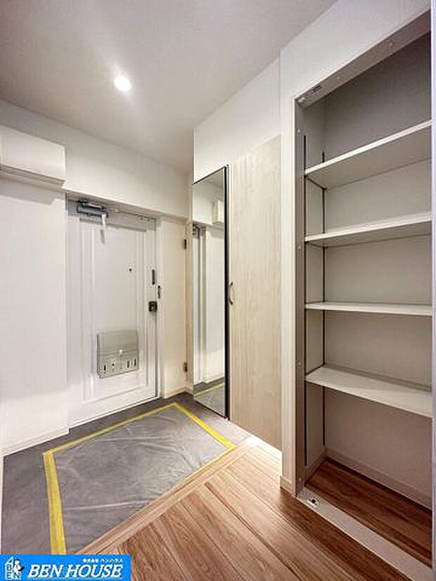・シューズボックス完備の玄関スペースはゆとりの広さです・別途、廊下収納が設けられており靴だけでなく雨の日グッズやアウトドア用品なども収納できますね・充実の収納完備でスッキリ片付きます