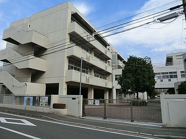 横浜市立市場小学校 徒歩5分。教育施設が近くに整った、子育て世帯も安心の住環境です。 330m