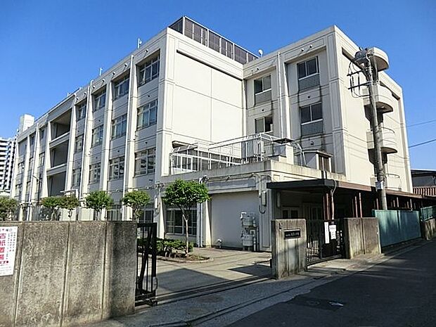 川崎市立日吉小学校 徒歩15分。教育施設が近くに整った、子育て世帯も安心の住環境です。 1130m