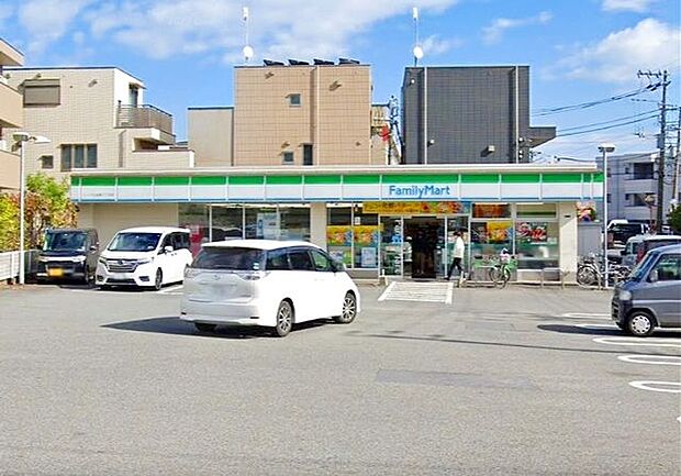 ファミリーマートニック北加瀬三丁目店 徒歩7分。時間がない時にさっと寄れて便利なコンビニ。 560m