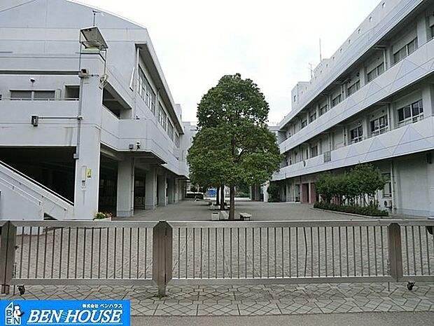 横浜市立新鶴見小学校 徒歩5分。教育施設が近くに整った、子育て世帯も安心の住環境です。 350m