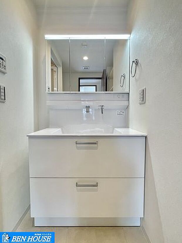・白を基調とした清潔感のある洗面台。・何かと小物が増えてしまう洗面周辺をスッキリと利用できますね・洗面台には三面鏡を採用、鏡裏が収納になっております・いつでも現地へのご案内可能です